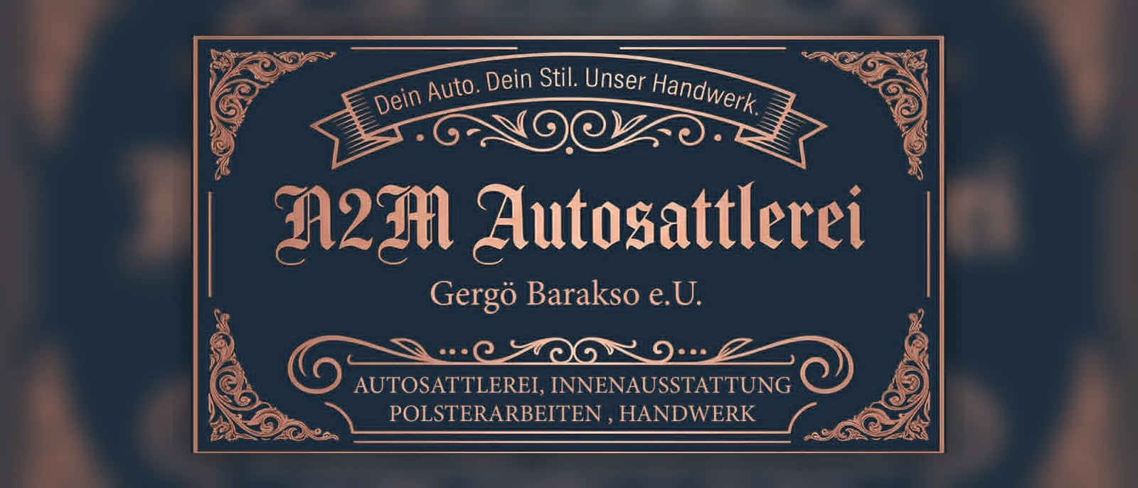 Schwarzer Fahrzeuginnenraum mit Ledersitzen und roter Naht