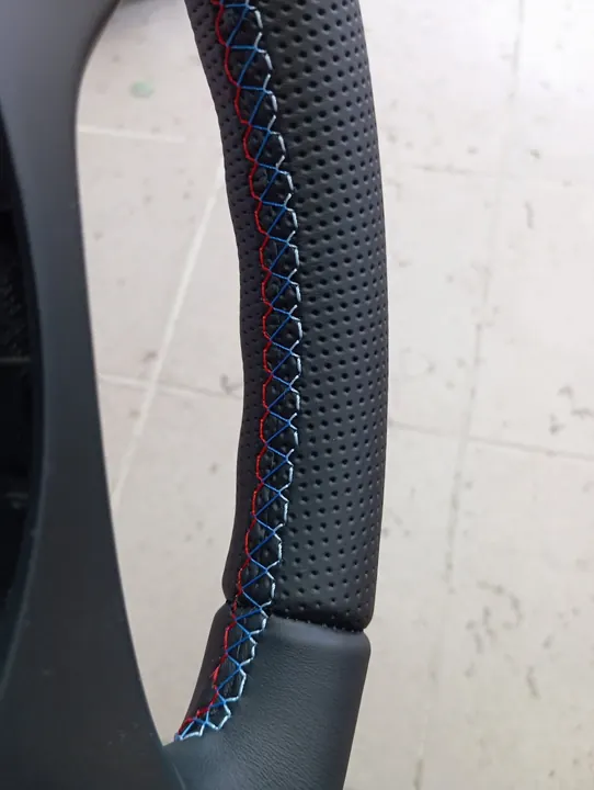 Detailaufnahme einer farbigen Lenkradnaht